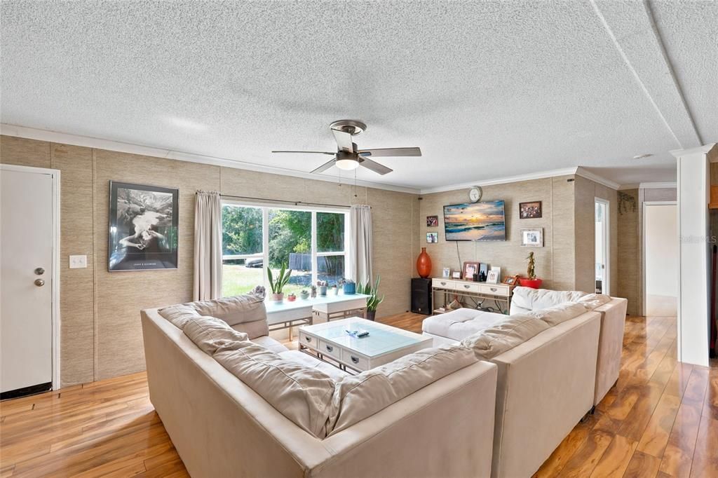 For Sale: $199,900 (3 beds, 2 baths, 1560 Square Feet)