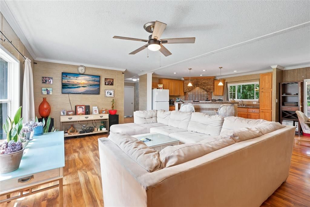 For Sale: $199,900 (3 beds, 2 baths, 1560 Square Feet)