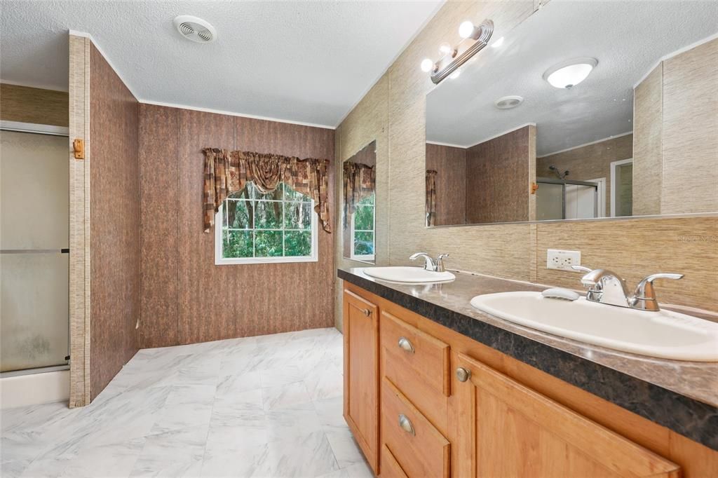 For Sale: $199,900 (3 beds, 2 baths, 1560 Square Feet)