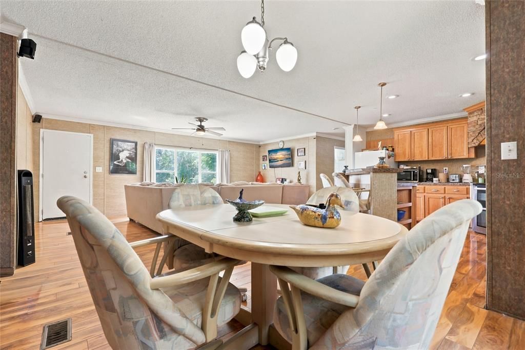 For Sale: $199,900 (3 beds, 2 baths, 1560 Square Feet)