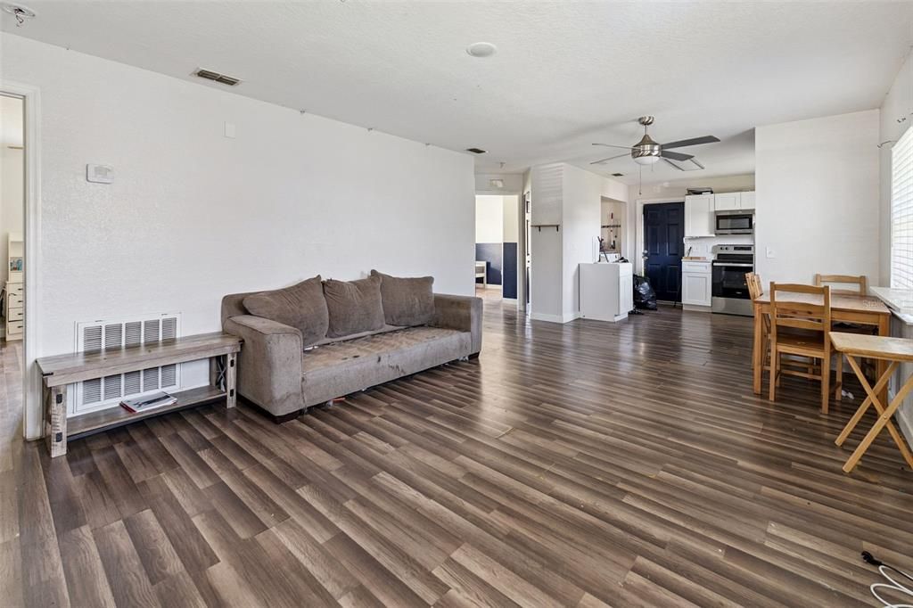 For Sale: $199,900 (3 beds, 2 baths, 1133 Square Feet)