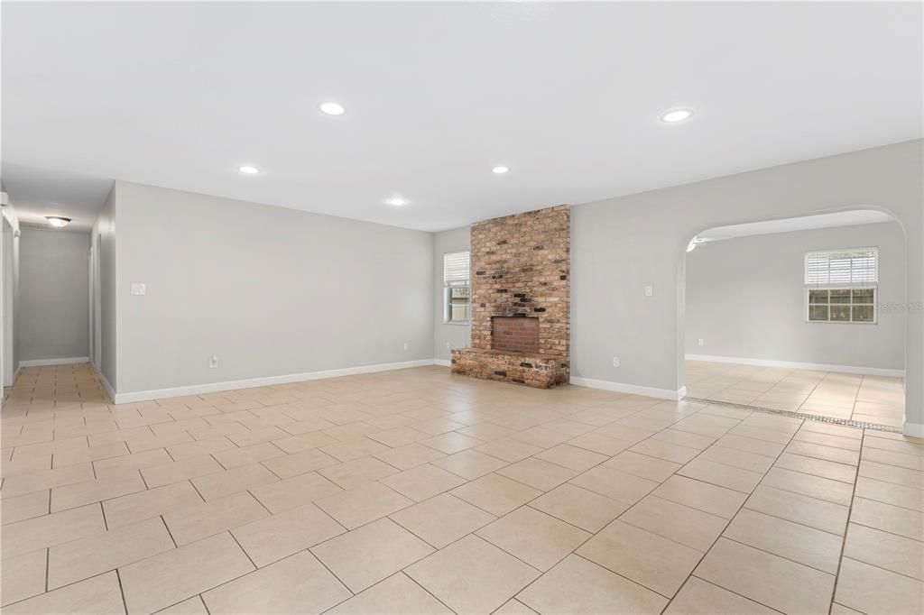 For Sale: $368,000 (4 beds, 2 baths, 1641 Square Feet)