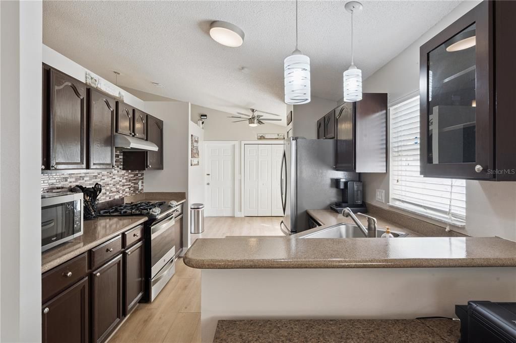 For Sale: $400,000 (3 beds, 2 baths, 1601 Square Feet)