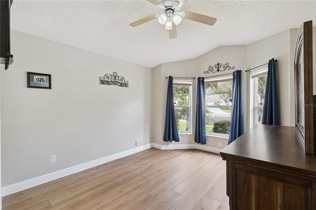 For Sale: $400,000 (3 beds, 2 baths, 1601 Square Feet)
