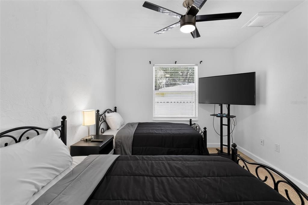 For Sale: $475,000 (3 beds, 2 baths, 1292 Square Feet)