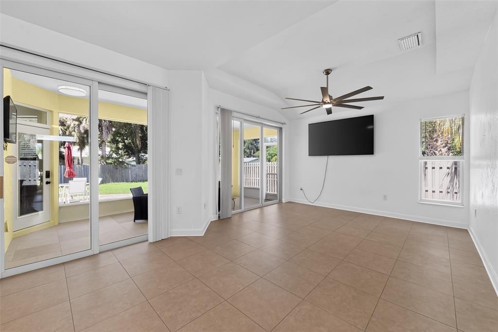 For Sale: $475,000 (3 beds, 2 baths, 1292 Square Feet)