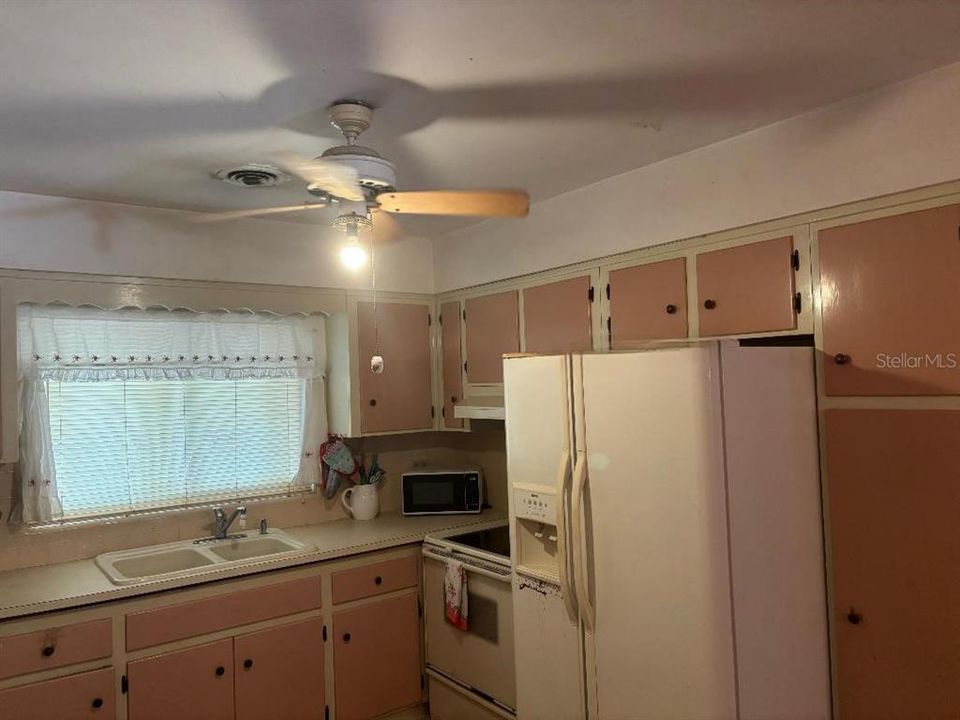 Под контрактом: $349,900 (3 спален, 2 ванн, 1492 Квадратных фут)