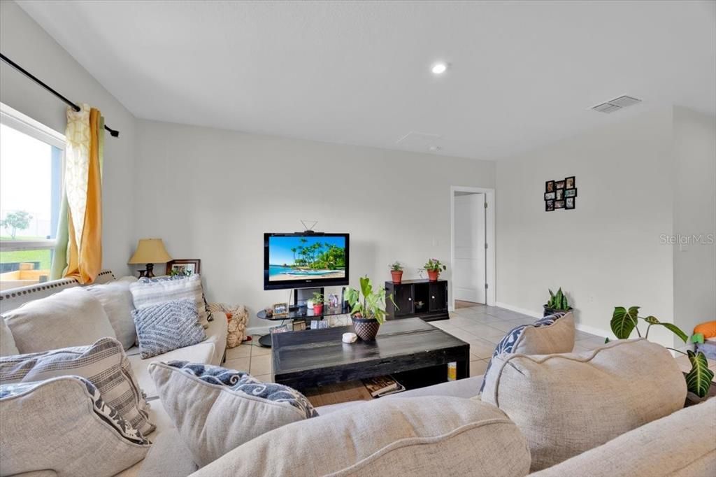 For Rent: $2,500 (4 beds, 2 baths, 1703 Square Feet)
