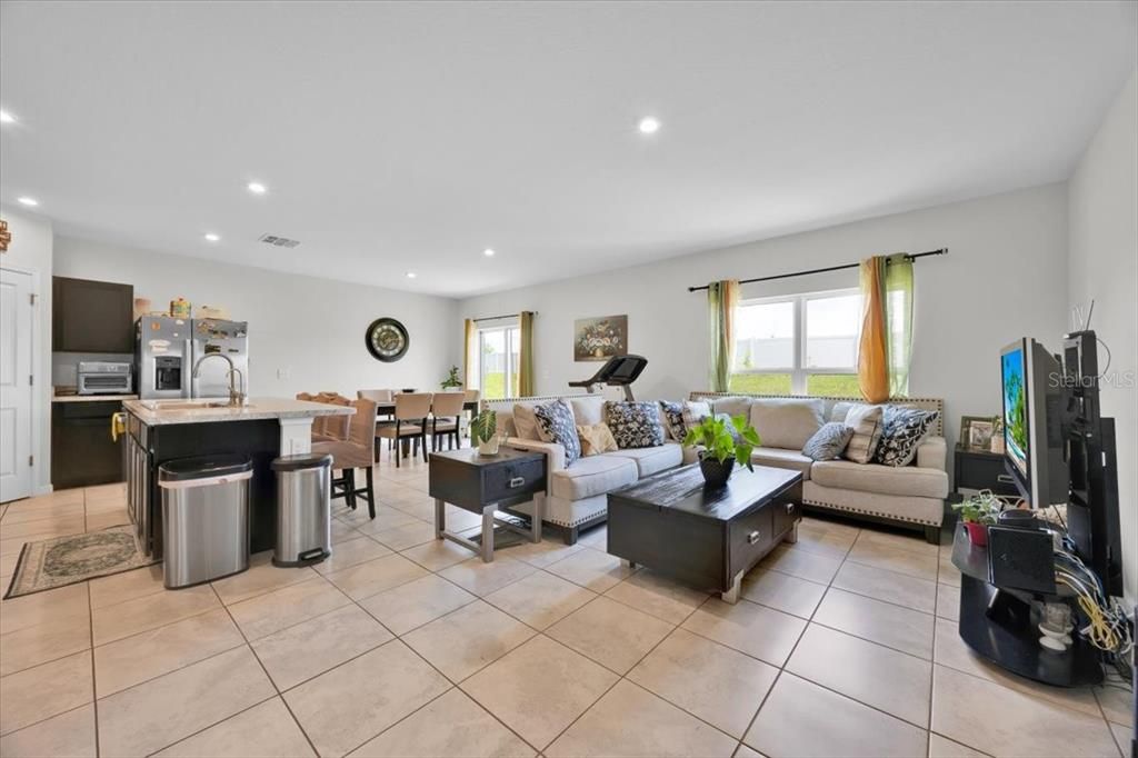 For Rent: $2,500 (4 beds, 2 baths, 1703 Square Feet)