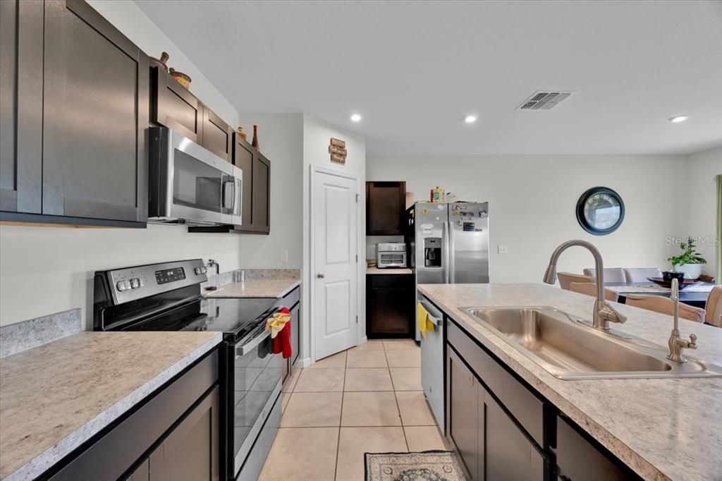 For Rent: $2,500 (4 beds, 2 baths, 1703 Square Feet)