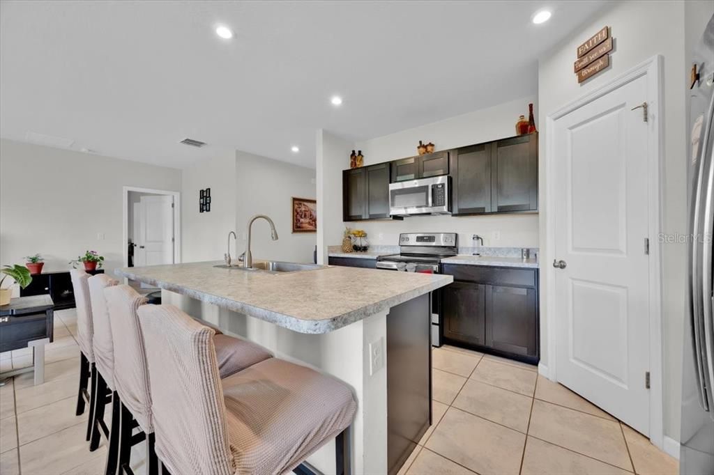 For Rent: $2,500 (4 beds, 2 baths, 1703 Square Feet)