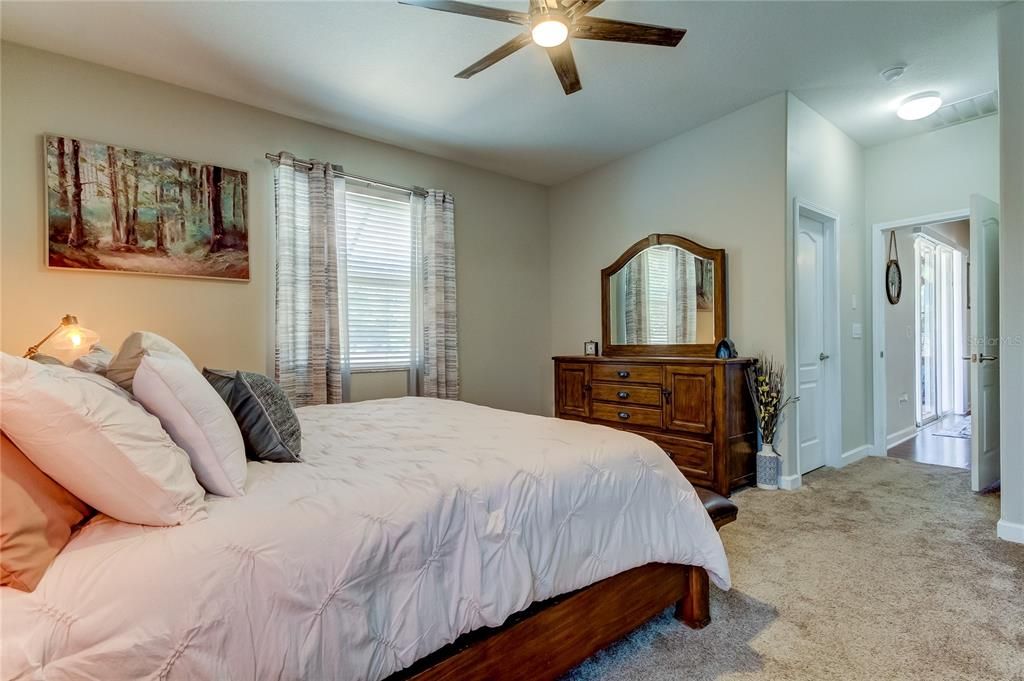 En Venta: $369,900 (4 camas, 3 baños, 2027 Pies cuadrados)