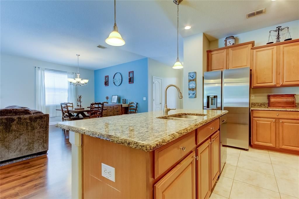 En Venta: $369,900 (4 camas, 3 baños, 2027 Pies cuadrados)