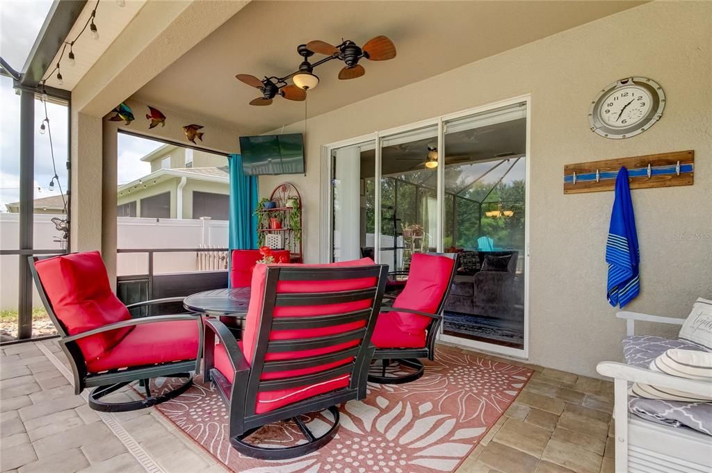 En Venta: $369,900 (4 camas, 3 baños, 2027 Pies cuadrados)