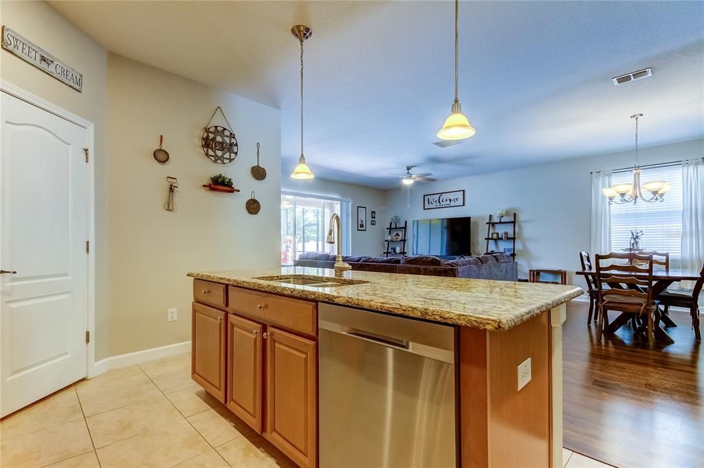 En Venta: $369,900 (4 camas, 3 baños, 2027 Pies cuadrados)