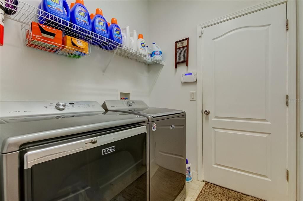 En Venta: $369,900 (4 camas, 3 baños, 2027 Pies cuadrados)
