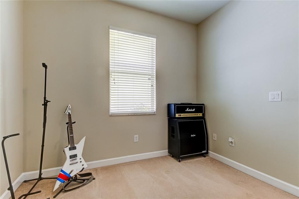 En Venta: $369,900 (4 camas, 3 baños, 2027 Pies cuadrados)