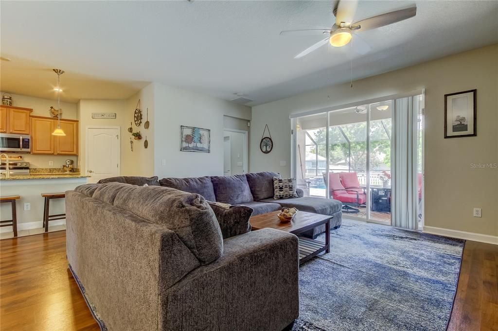 En Venta: $369,900 (4 camas, 3 baños, 2027 Pies cuadrados)