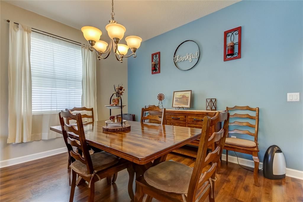 En Venta: $369,900 (4 camas, 3 baños, 2027 Pies cuadrados)