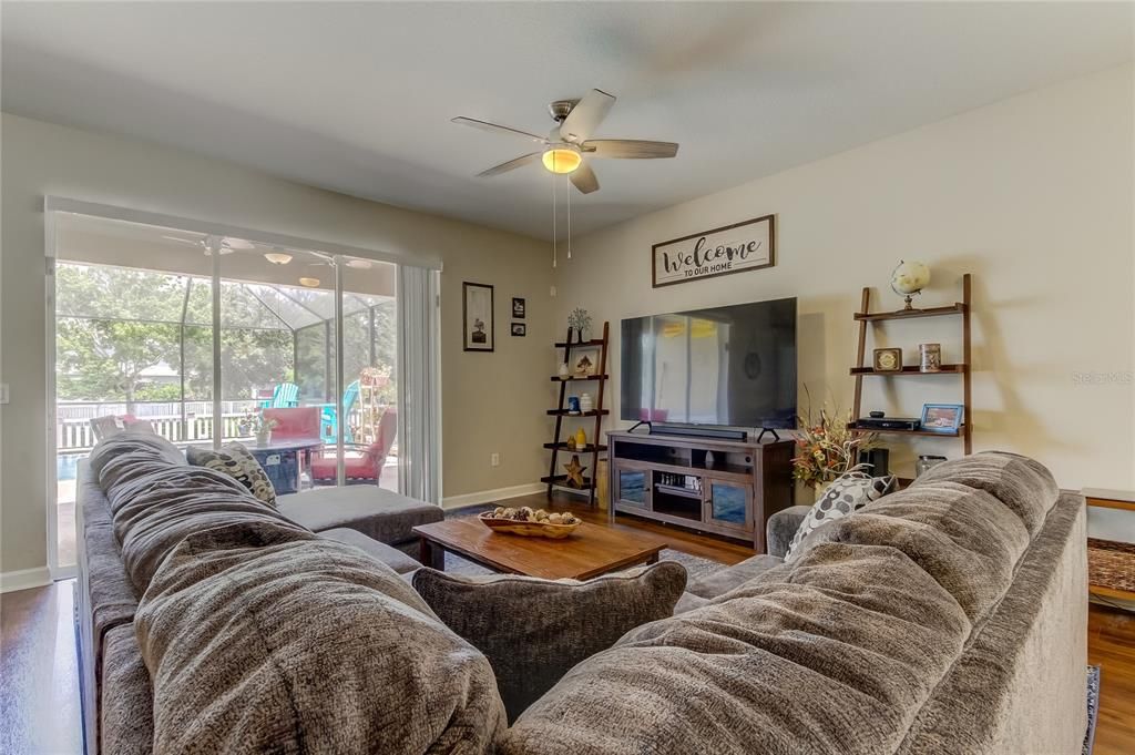 En Venta: $369,900 (4 camas, 3 baños, 2027 Pies cuadrados)