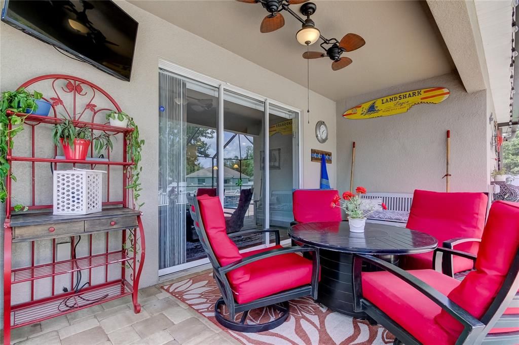 En Venta: $369,900 (4 camas, 3 baños, 2027 Pies cuadrados)