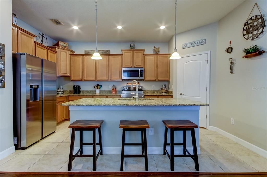 En Venta: $369,900 (4 camas, 3 baños, 2027 Pies cuadrados)