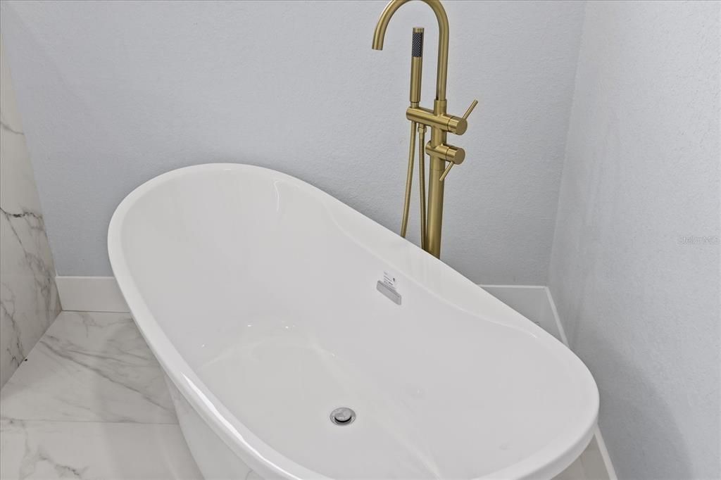 For Sale: $347,900 (3 beds, 2 baths, 1721 Square Feet)