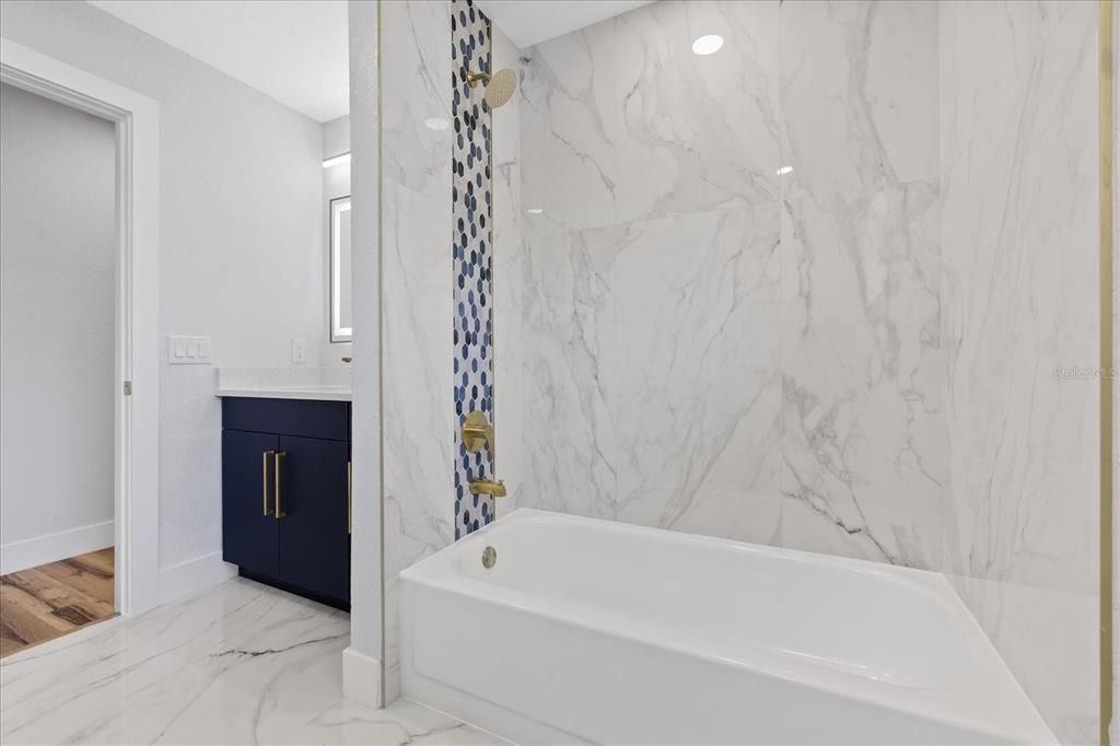 For Sale: $347,900 (3 beds, 2 baths, 1721 Square Feet)