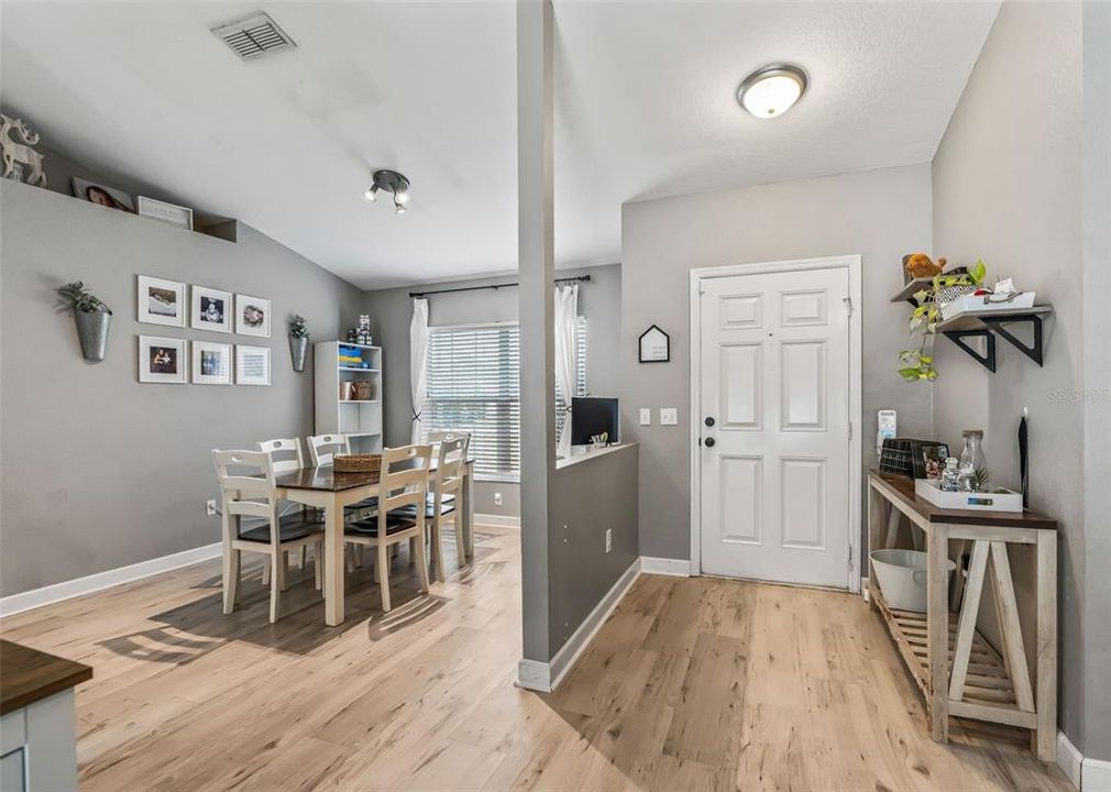 Activo con contrato: $224,000 (3 camas, 2 baños, 1429 Pies cuadrados)
