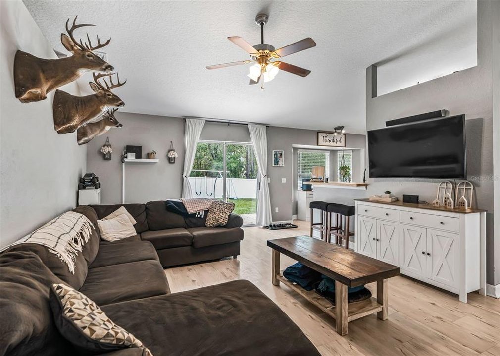 Activo con contrato: $224,000 (3 camas, 2 baños, 1429 Pies cuadrados)