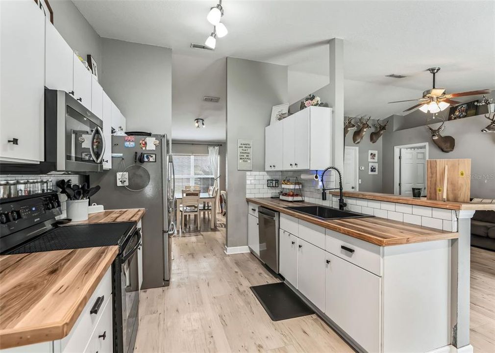 Activo con contrato: $224,000 (3 camas, 2 baños, 1429 Pies cuadrados)