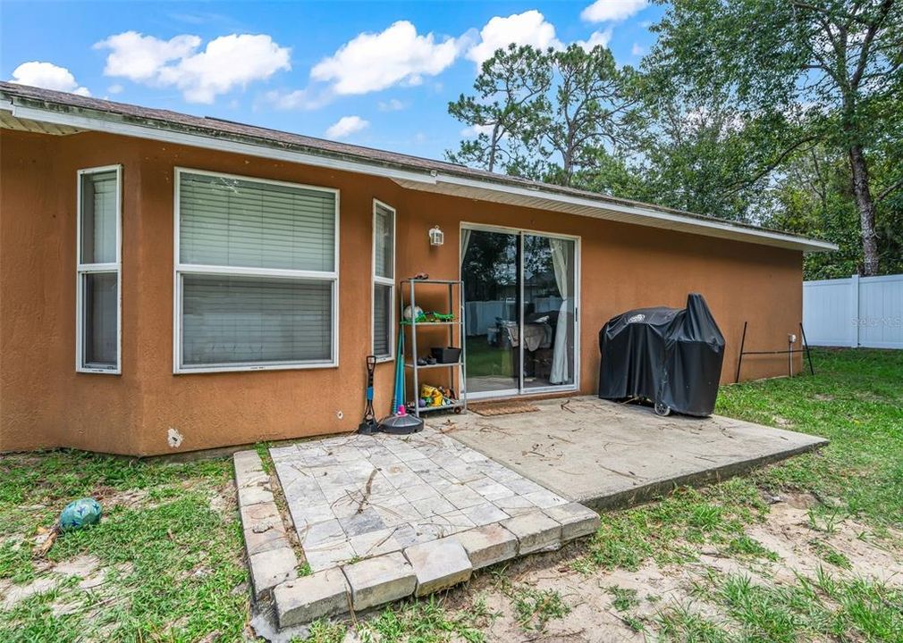 Activo con contrato: $224,000 (3 camas, 2 baños, 1429 Pies cuadrados)