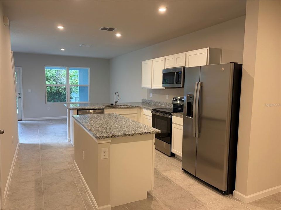For Rent: $2,300 (3 beds, 2 baths, 1441 Square Feet)