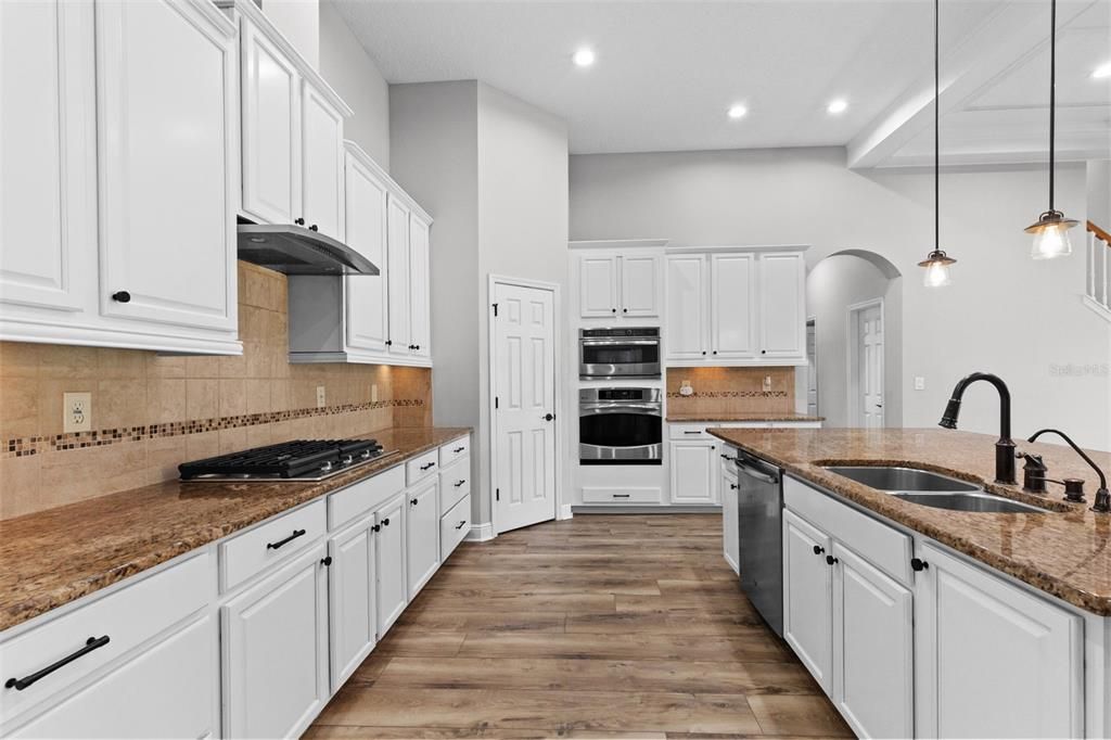 En Venta: $899,000 (5 camas, 4 baños, 3729 Pies cuadrados)
