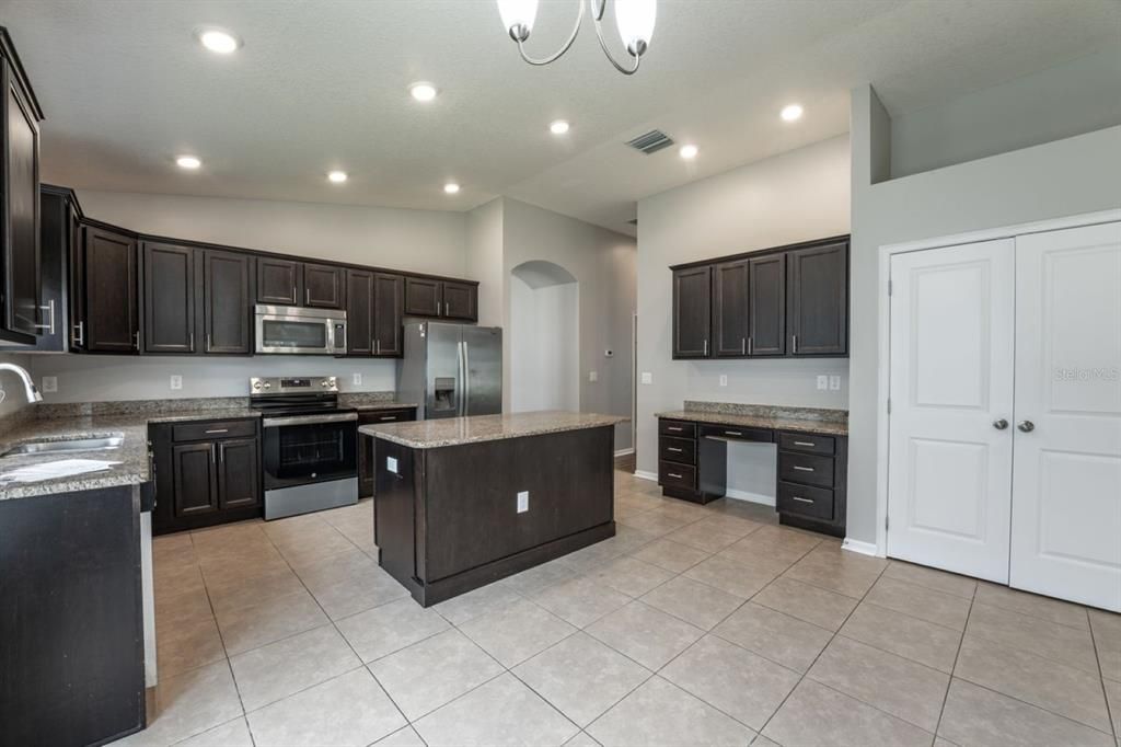 For Rent: $2,675 (4 beds, 2 baths, 2231 Square Feet)