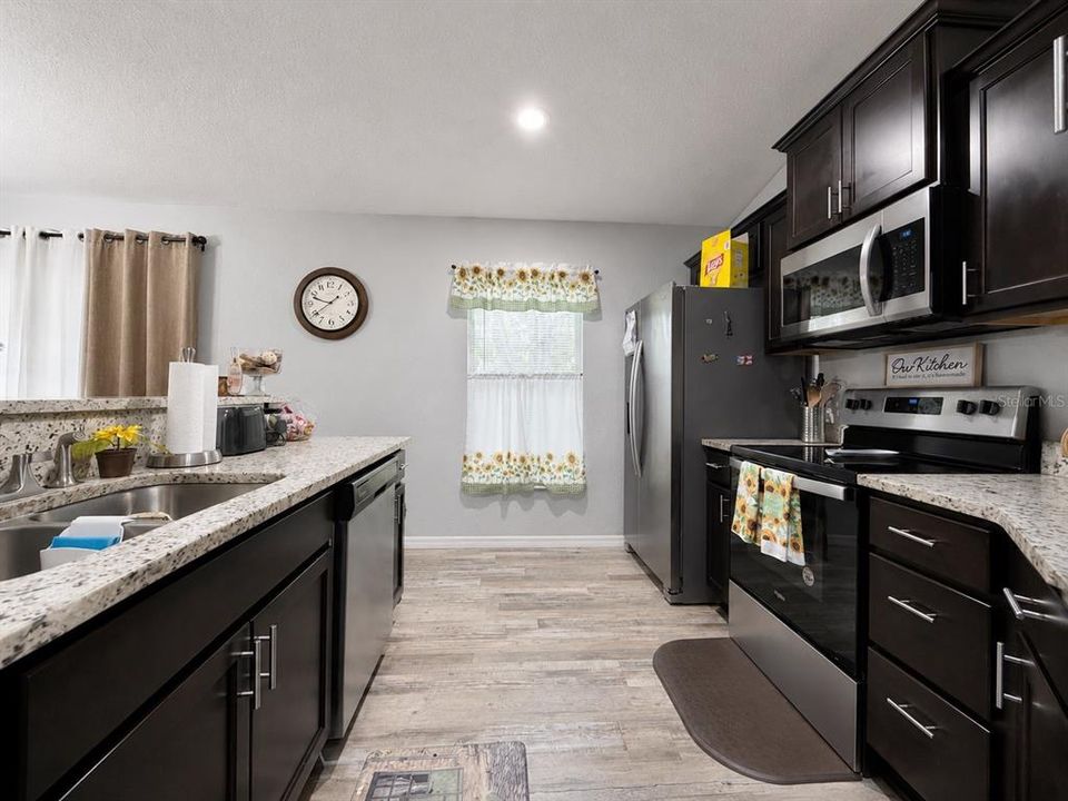 For Sale: $234,900 (3 beds, 2 baths, 1285 Square Feet)