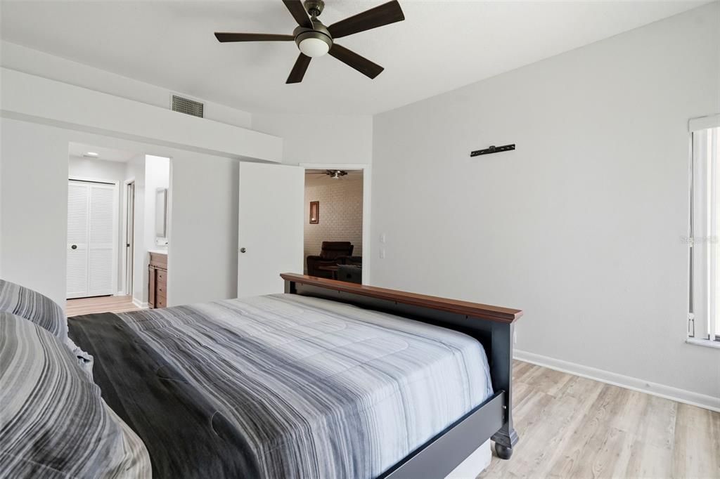 For Sale: $290,900 (2 beds, 2 baths, 1140 Square Feet)