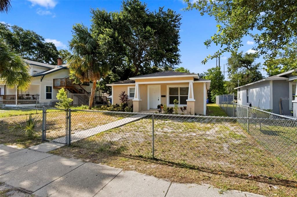 En Venta: $300,000 (3 camas, 2 baños, 1200 Pies cuadrados)