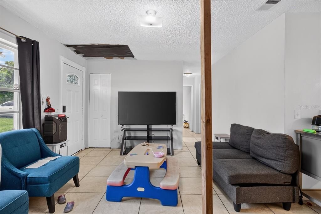 For Sale: $200,000 (3 beds, 1 baths, 975 Square Feet)