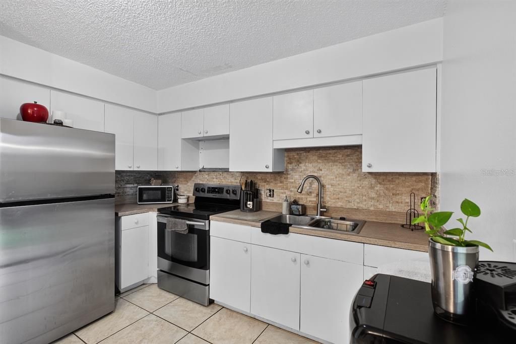 For Sale: $200,000 (3 beds, 1 baths, 975 Square Feet)