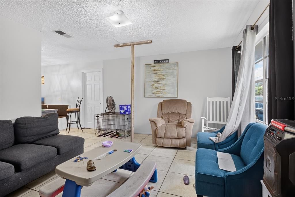 For Sale: $200,000 (3 beds, 1 baths, 975 Square Feet)