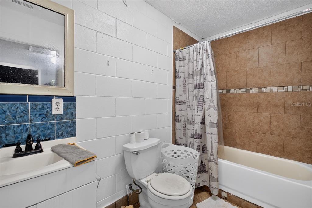 For Sale: $200,000 (3 beds, 1 baths, 975 Square Feet)