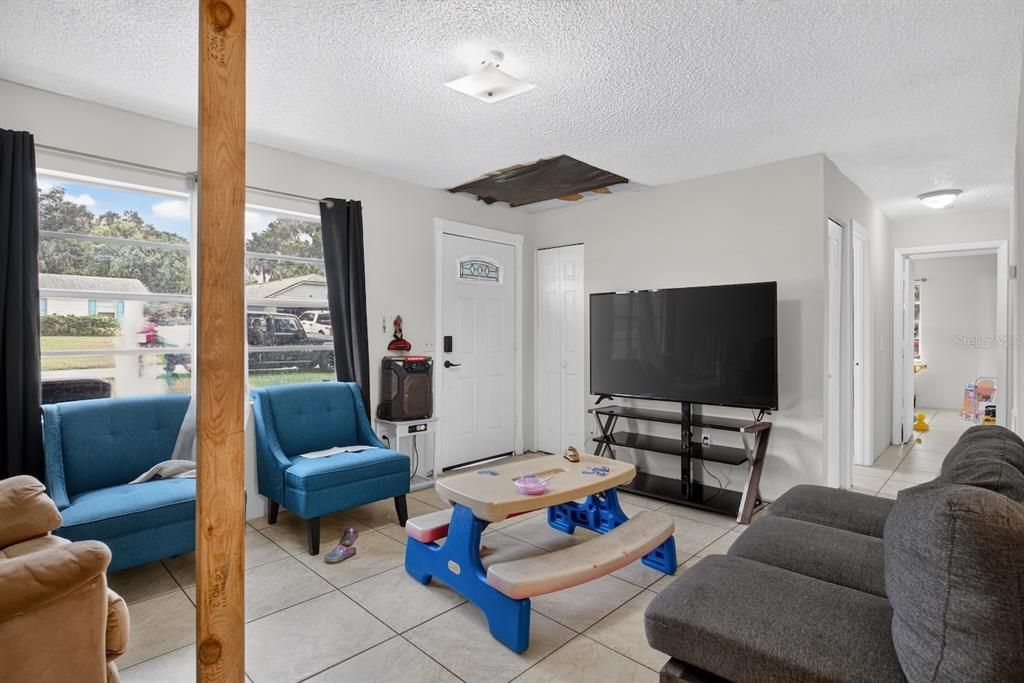 For Sale: $200,000 (3 beds, 1 baths, 975 Square Feet)