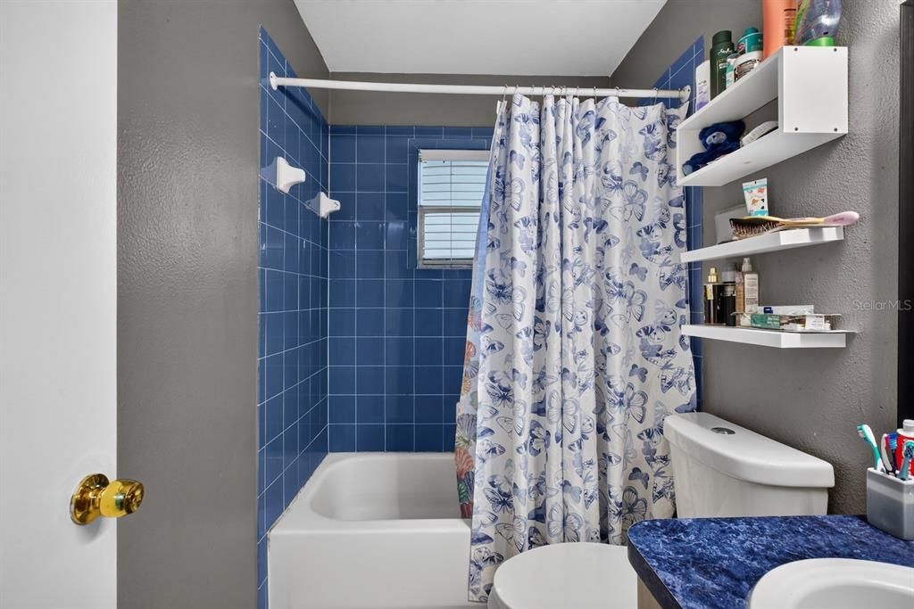 For Sale: $200,000 (3 beds, 1 baths, 975 Square Feet)