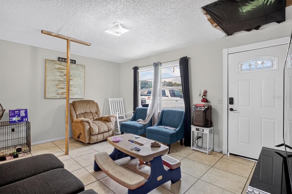 For Sale: $200,000 (3 beds, 1 baths, 975 Square Feet)