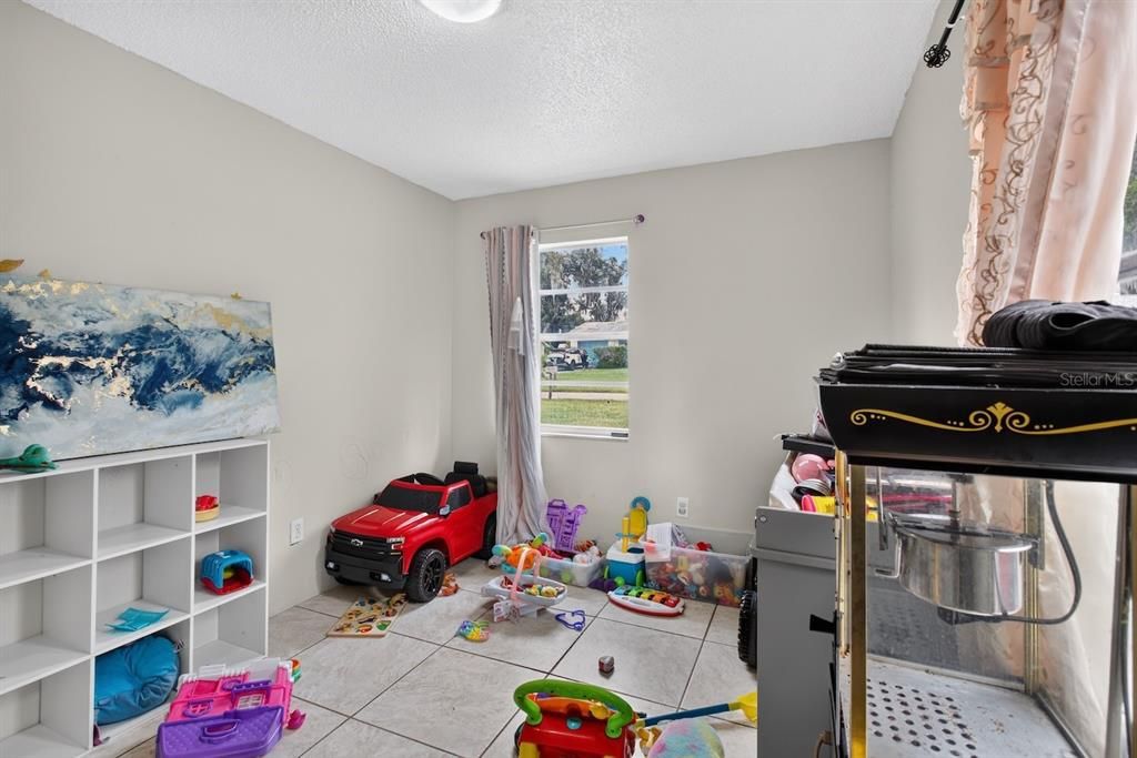 For Sale: $200,000 (3 beds, 1 baths, 975 Square Feet)