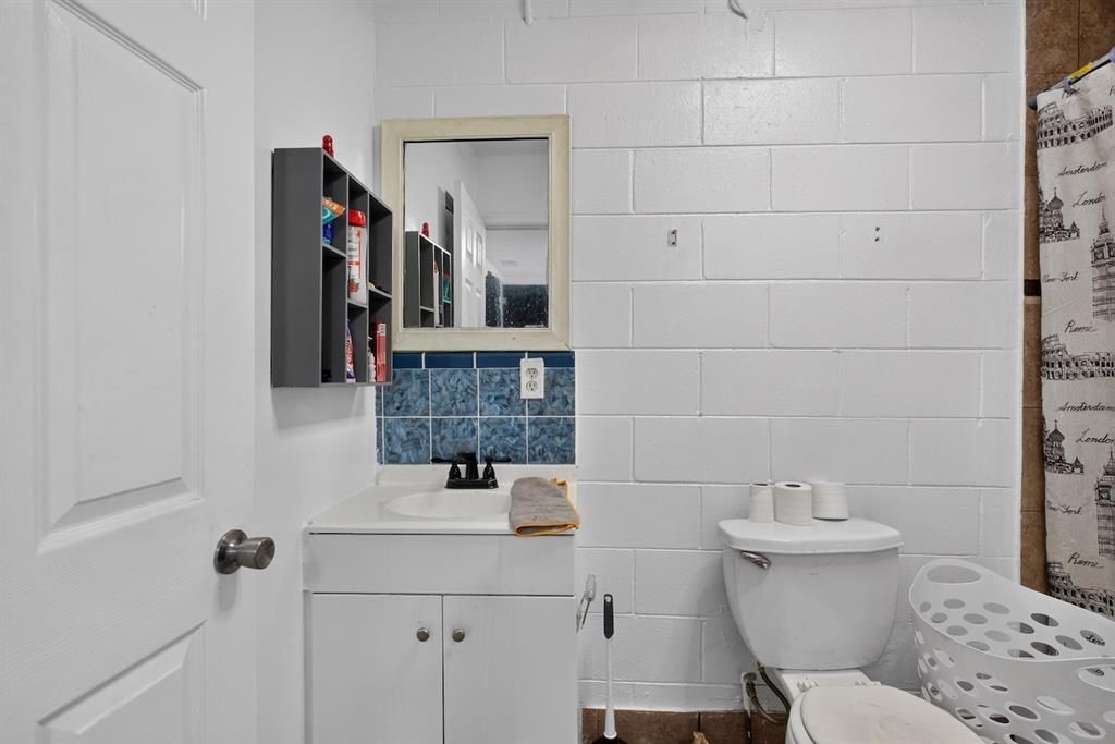 For Sale: $200,000 (3 beds, 1 baths, 975 Square Feet)