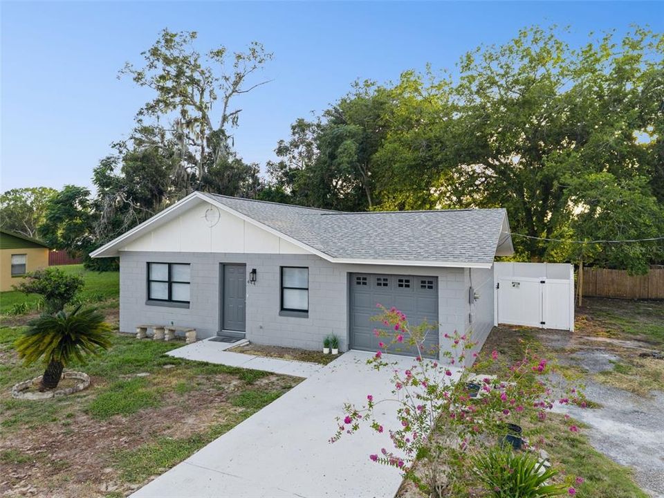 For Sale: $289,000 (3 beds, 2 baths, 1092 Square Feet)