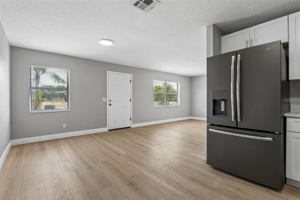 For Sale: $289,000 (3 beds, 2 baths, 1092 Square Feet)
