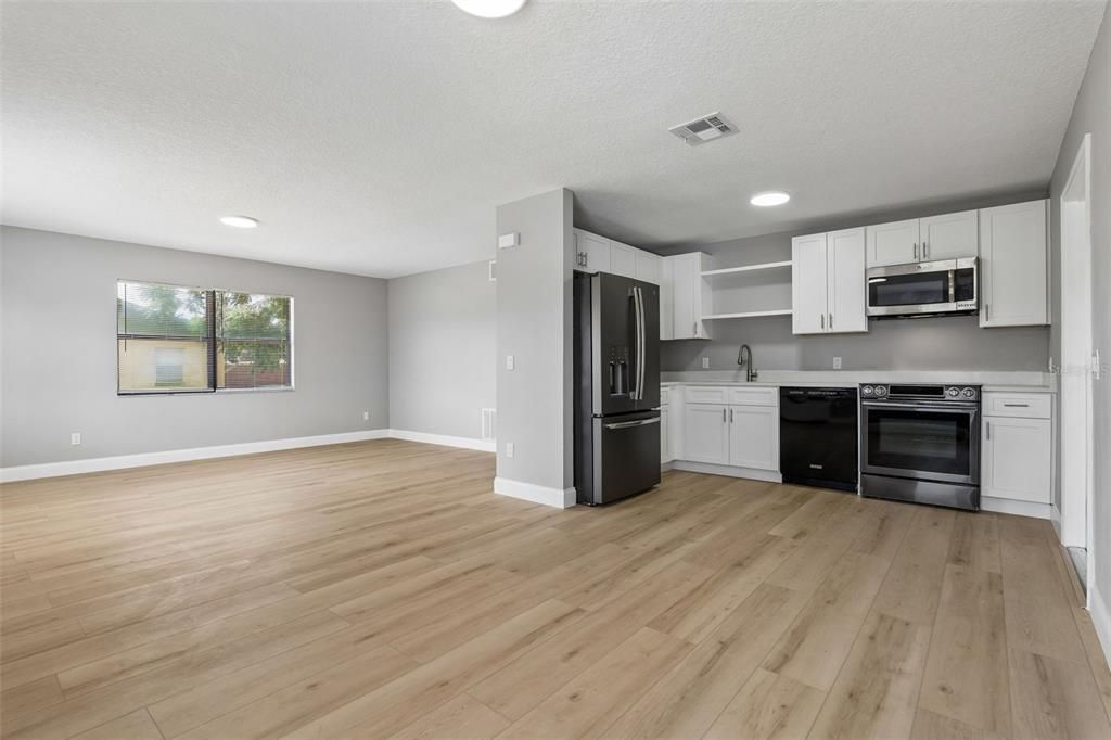 For Sale: $289,000 (3 beds, 2 baths, 1092 Square Feet)